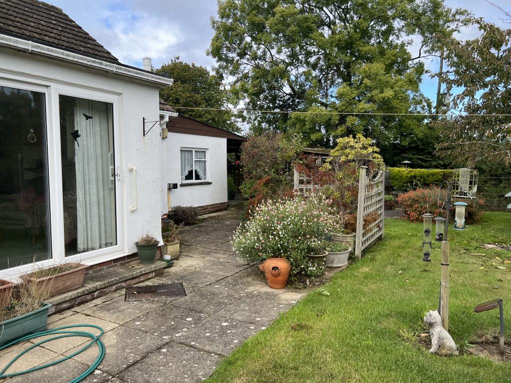 Lot: 152 - DETACHED BUNGALOW FOR MODERNISATION WITH GARDENS AND GARAGE -
